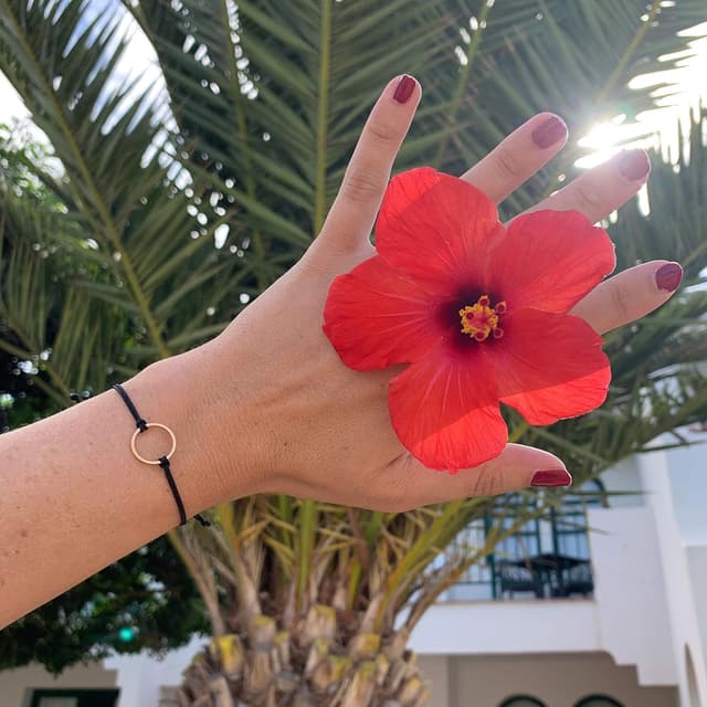 Detalle de Selfmade Jewelry Armband Damen Kreis – größenverstellbares Handgelenkband mit Makramee-Knoten (inkl. Geschenkverpackung)