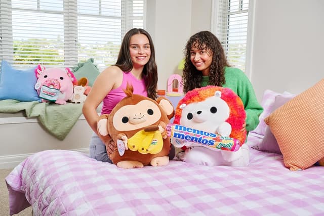 Detalle 2 de Snackles Series 2 – Penguin Plüschspielzeug (lizenziertes Snacks-Design) mit 35 cm Kuschelgröße