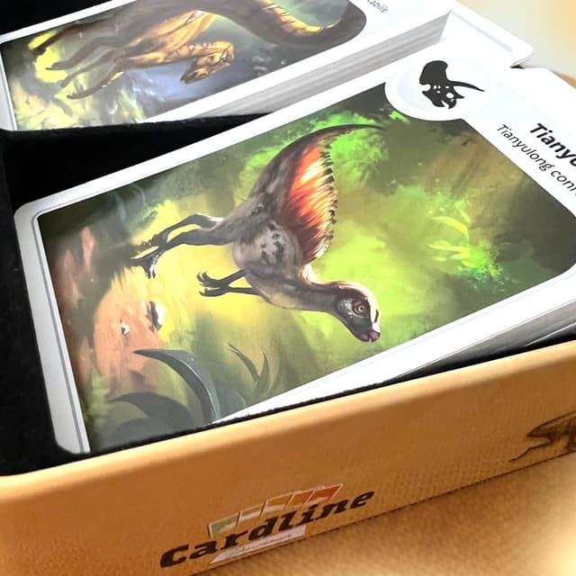 Detalle 2 de Asmodee Cardline Dinosaures : jeu de table pour 7 ans et plus, 2 à 8 joueurs, édition en italien