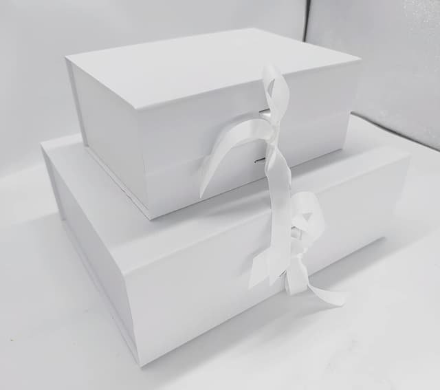 Detalle de White Gift Box (33x26x11cm) with Magnetic Lids and Silk Ribbon – Large Present Packaging