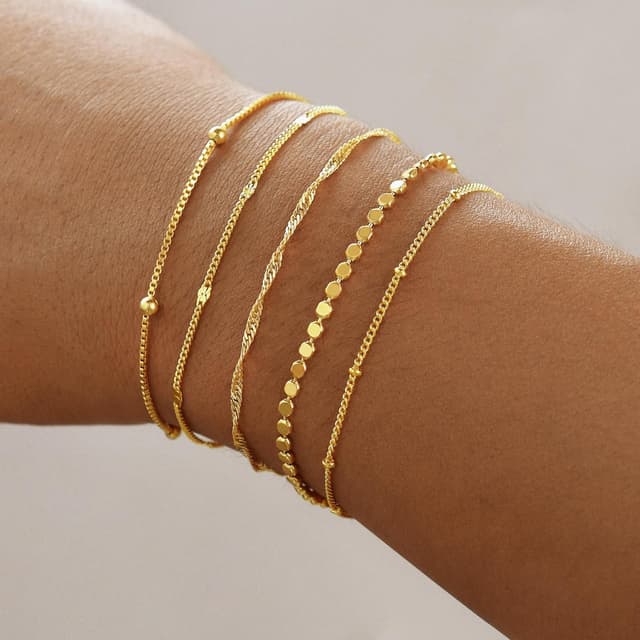 Detalle de Striviio Gold Bracelets for Women (14K Gold Plated) 5-Piece Stack Set