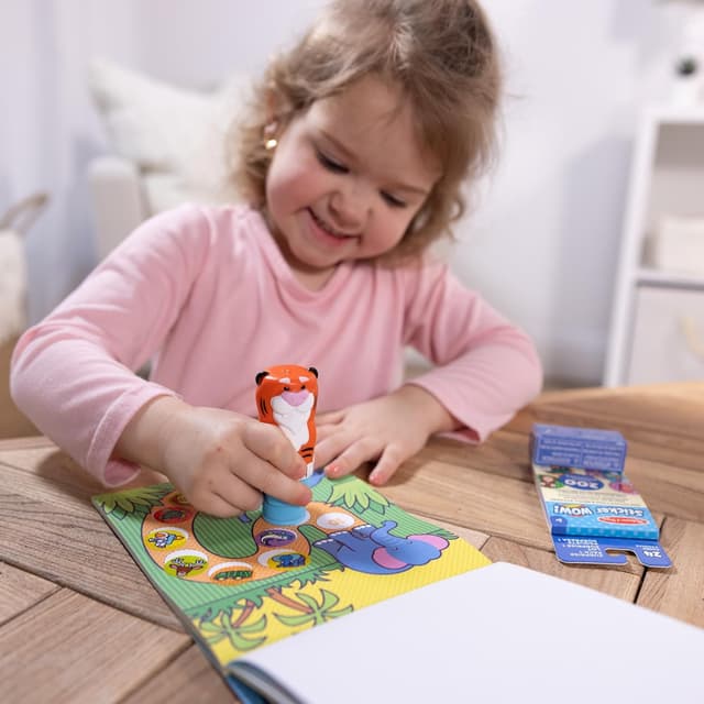 Detalle de Melissa & Doug Sticker WOW! Tiger-Paket – 24-seitiger Aktivitätenblock, Aufkleberstempel und 500 Safari-Aufkleber