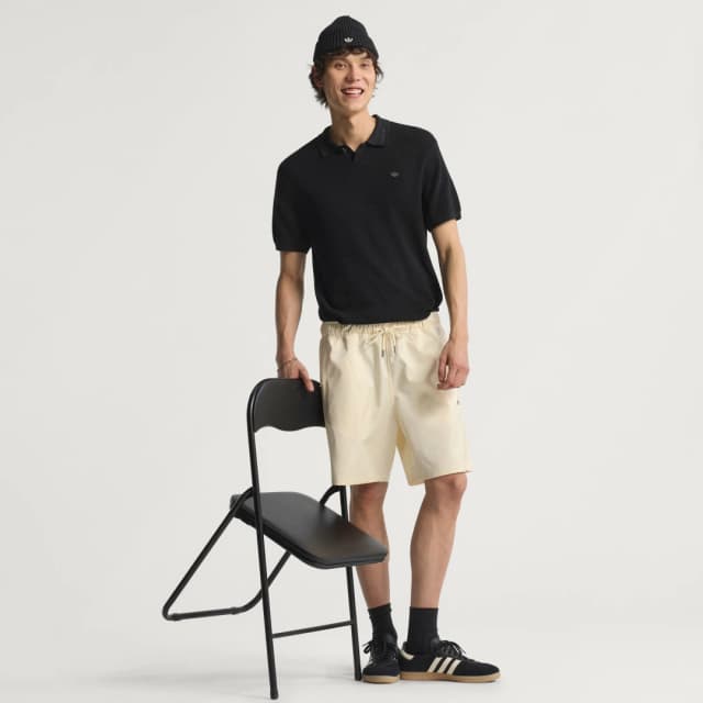 Detalle de adidas Premium Shorts en blanco: shorts de estilo deportivo para el día a día