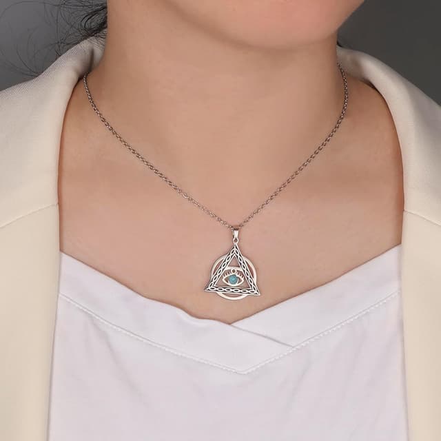 Detalle de VASSAGO Evil Eye Halskette mit dreieckigem Anhänger aus Edelstahl – Schutzsymbol für Damen & Herren