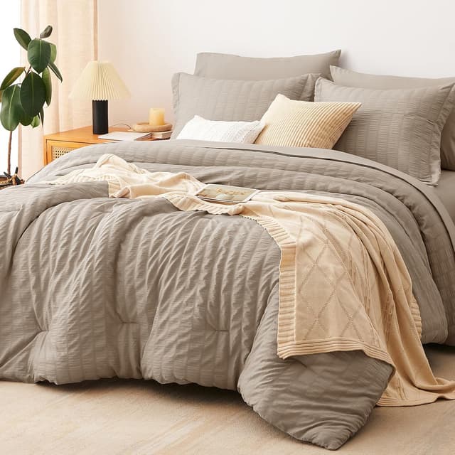 Detalle de CozyLux Khaki Seersucker Bed in a Bag 7-Piece