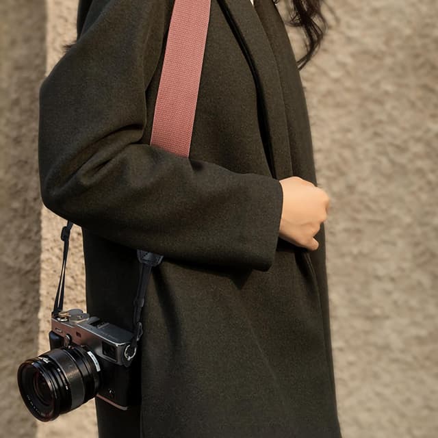 Thumbnail 6 de Padwa Lifestyle Pink Camera Strap (2 inch) — cowhide head & woven cotton camera & binocular strap