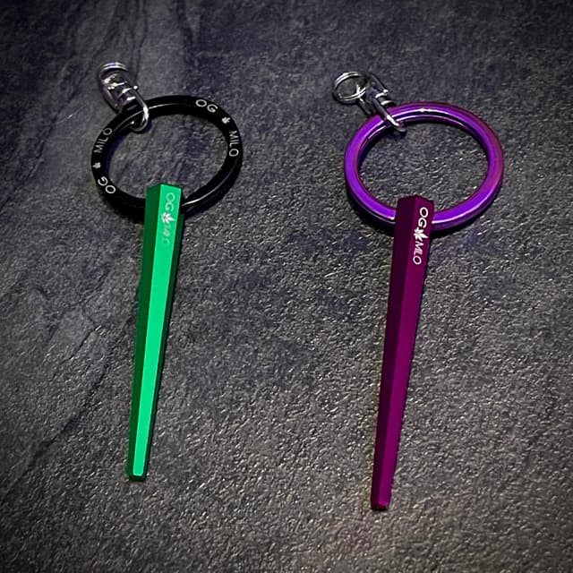 Detalle de OG J POKER Schlüsselanhänger-Zubehör für Raucher mit OG MILO-Logo