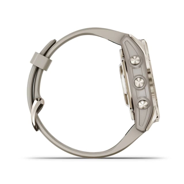 Detalle de Garmin Fenix 7S Pro Zafiro Solar (reacondicionado a estrenar) con carga solar y GPS multideporte