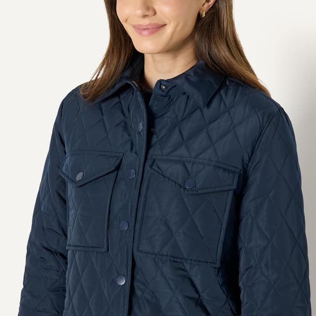 Detalle de Amazon Essentials Damen Lange Relaxed-Fit-Steppjacke mit Druckknöpfen