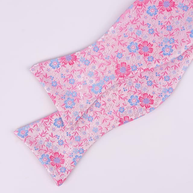 Detalle de Self-tied floral bow tie and pocket square set for weddings and parties