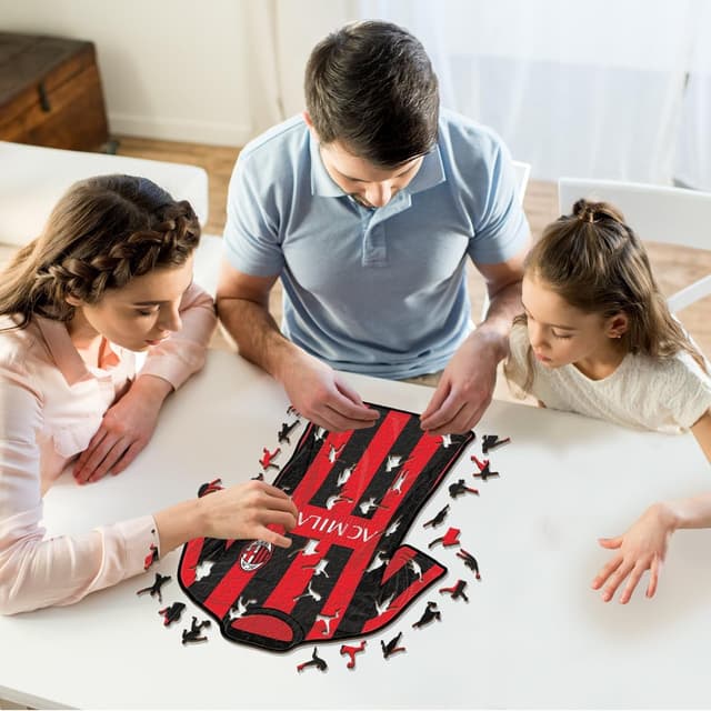 Detalle 2 de Puzzle in legno Iconic Puzzles Milan Jersey, prodotto ufficiale, taglia M da 250 pezzi