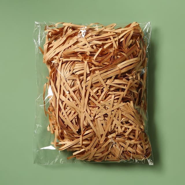 Detalle 2 de ENOCENT brown shredded tissue paper 100g
