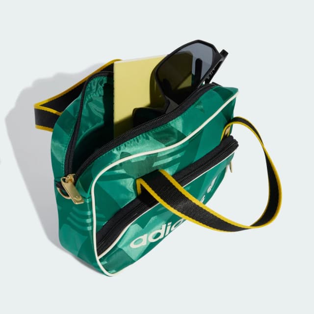 Detalle 2 de Bolso pequeño Airliner Adidas en verde: práctico para el día a día