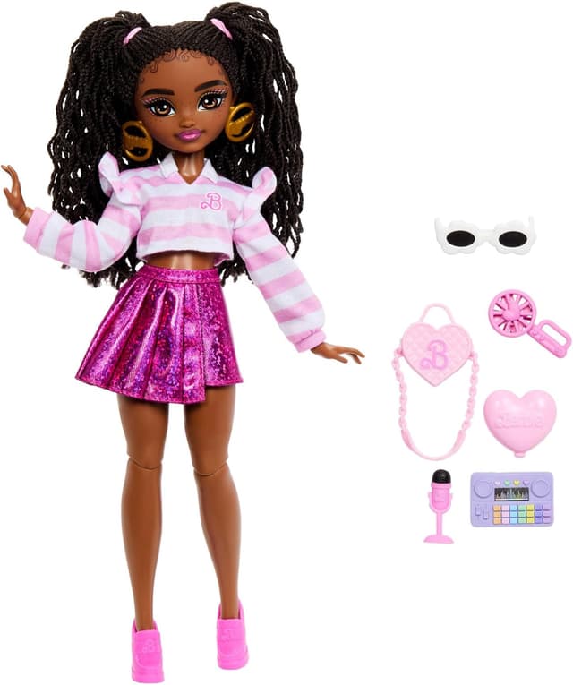 Detalle de Barbie Dream Besties Brooklyn (snodata) con capelli castani intrecciati, outfit rosa e accessori per la danza