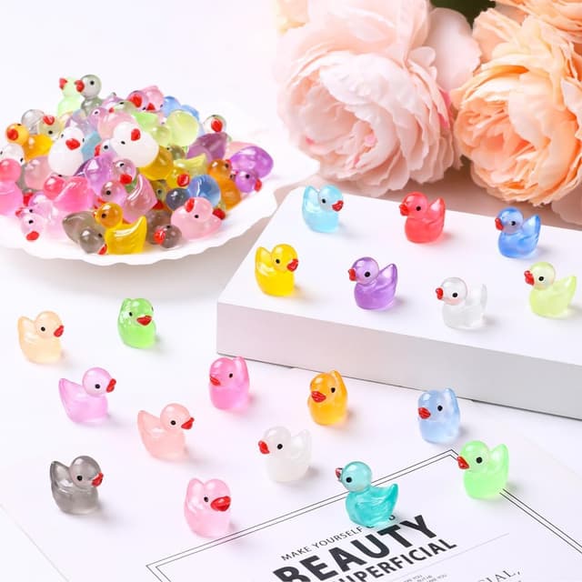 Detalle 2 de DULEFUN 200pc Luminous Mini Resin Ducks (20 Colors) for Micro Gardens, Dollhouses & Glow Crafts