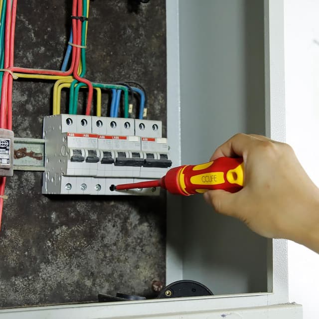 Detalle de Set di cacciaviti elettricista CCLIFE 13 pezzi VDE 1000 V con punte intercambiabili e tester di sicurezza