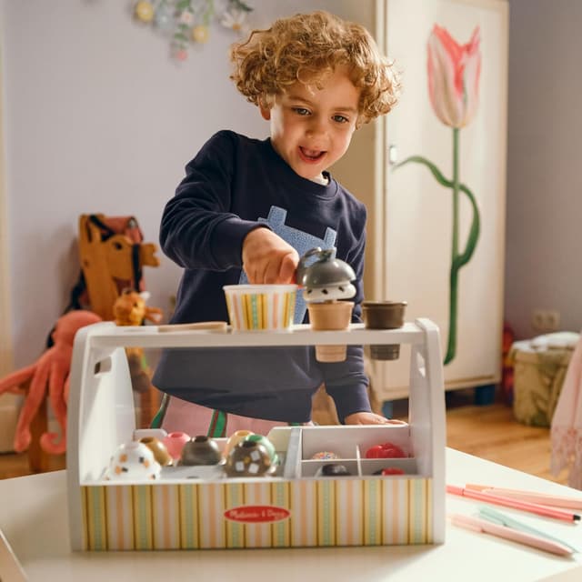 Detalle de Melissa & Doug Eisdiele aus Holz, 28-teilig (mit Spielgeld) – Rollenspiel für Eiscreme im Laden