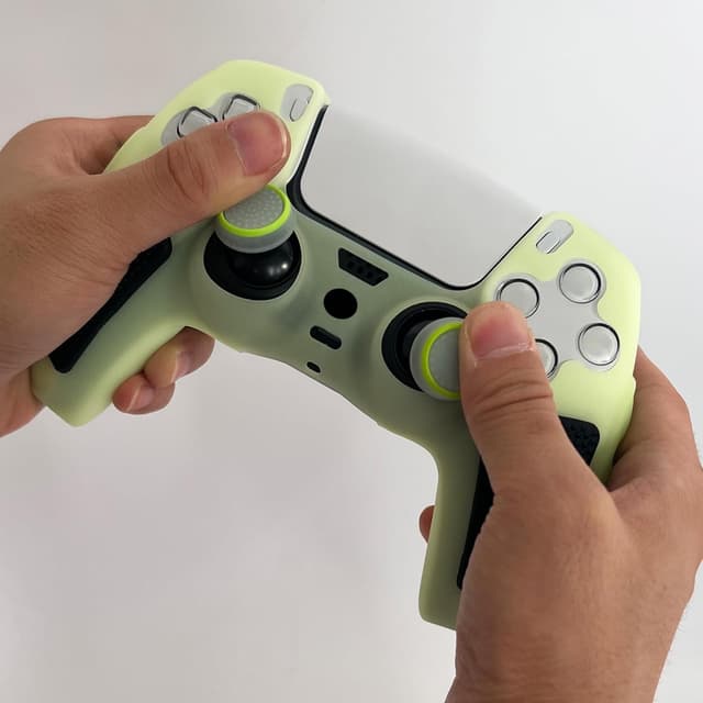 Detalle de HLRAO Glow in the Dark PS5 controller skin with thumb grips (green) – anti-slip silicone cover kit