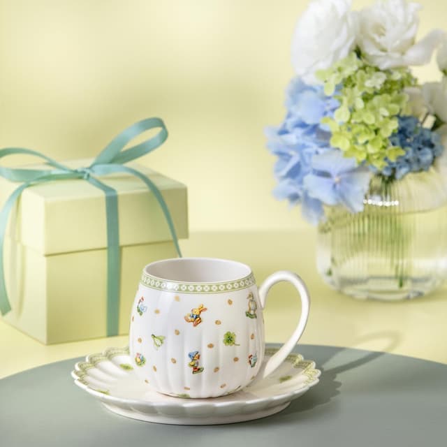 Detalle 2 de Villeroy & Boch Easter Delight Henkelbecher grün – Kaffeebecher/Tee-Tasse aus Premium-Porzellan mit Golddetails