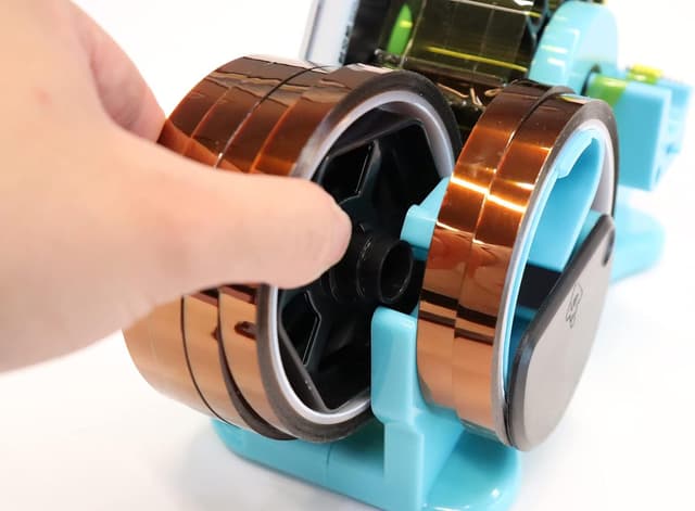 Detalle de Distributeur de ruban adhésif thermique bleu semi-automatique à double bobines (2,5 cm & 7,6 cm) avec plusieurs découpes