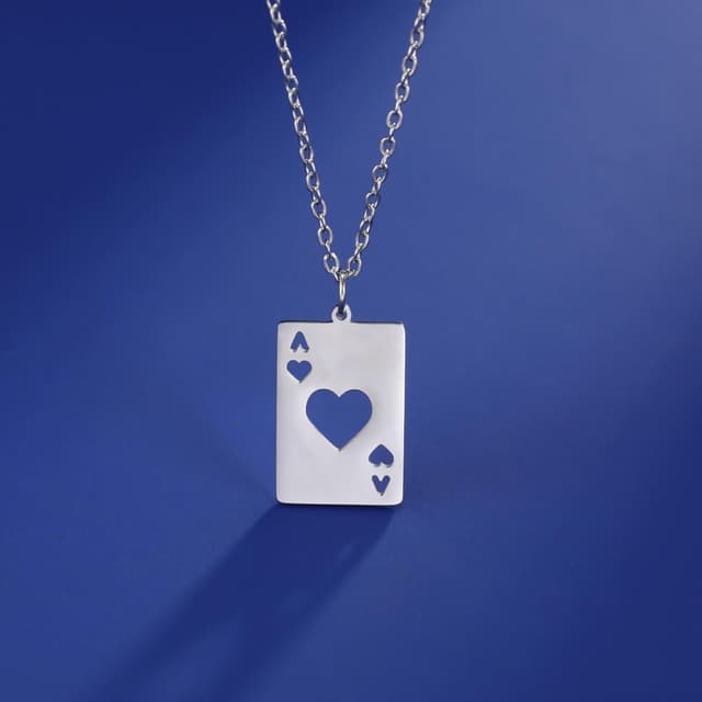 Detalle 2 de VASSAGO Halskette mit Poker-Anhänger aus Edelstahl im Gothic-Hip-Hop-Stil