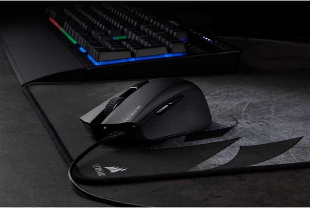 Detalle de Corsair Harpoon PRO RGB mouse gaming ottico leggero da 85 g con 6 pulsanti programmabili e LED RGB