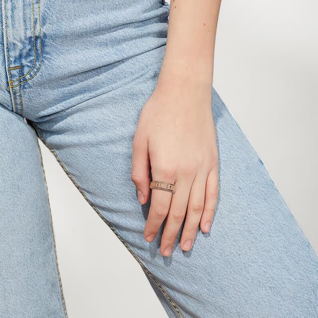 Detalle de OreilleStar Fidget Spinner Anxiety Ring for Women (Jesus Cross) — Stainless Steel Thumb Ring, Sizes 5–10