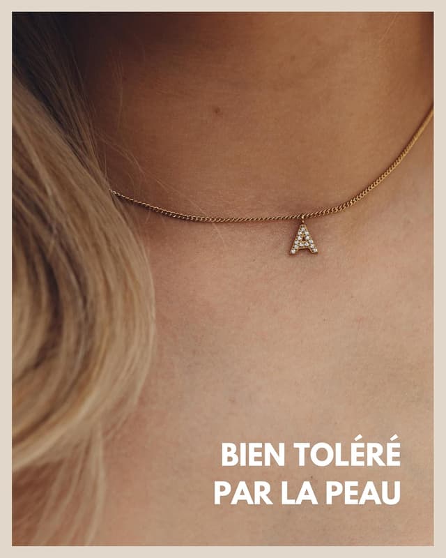 Detalle de GD GOOD.designs est. 2015 collier chaîne lettre doré 18K avec initiales en zirconium