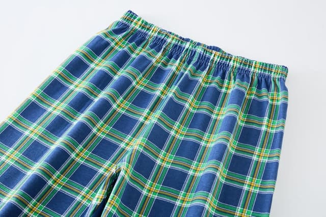 Detalle 2 de LOLPIP Jungen Pyjamas 4-teiliges Set (weiß + karierte Hosen) aus Stretch-Ripp-Baumwolle, für 3–11 Jahre