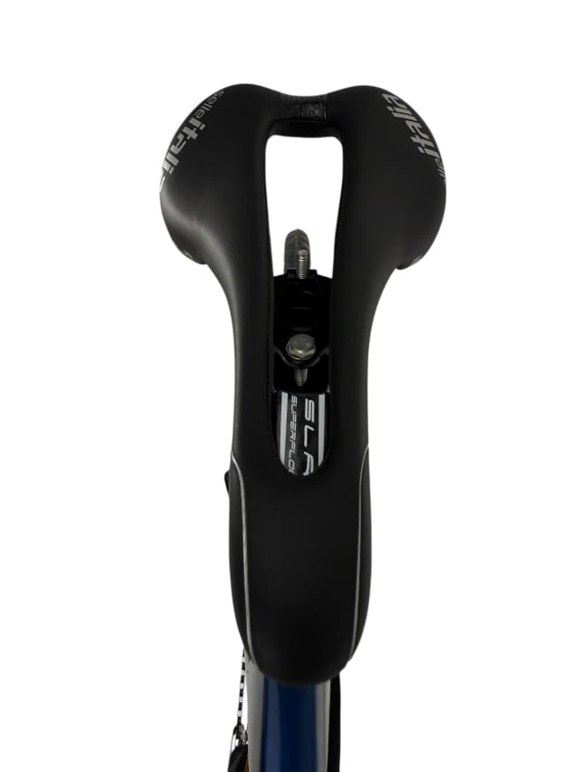 Detalle de Rali Ruta RDS 700 Bicicleta de carretera unisex con ruedas de carbono y grupo Shimano 105 MEC