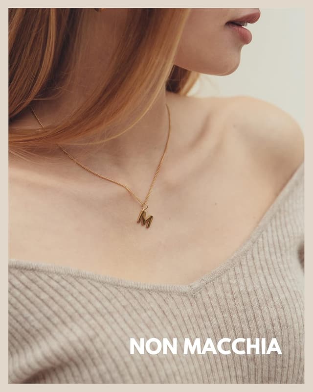 Detalle de GD GOOD.designs EST. 2015 collana con lettere in oro 18 carati, resistente all’acqua (A-Z)