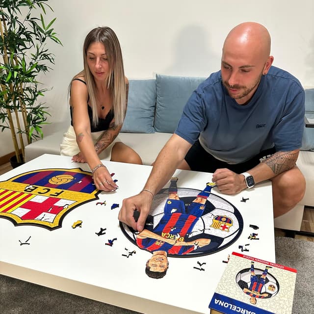 Detalle 2 de Puzzle di legno 100% sostenibile Iconic Puzzles Barcellona con Lewandowski, taglia M, 270 pezzi