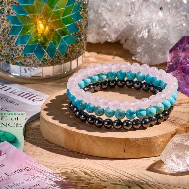 Detalle de Set Bivei da 3 bracciali con pietre naturali: ematite, quarzo rosa e turchese verde, elastici e fatti a mano