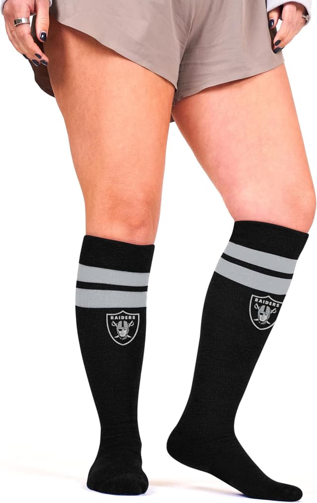 Detalle 2 de For Bare Feet NFL Las Vegas Raiders Cozy Feather Compression Varsity Stripe Socks (Large/Extra Large)