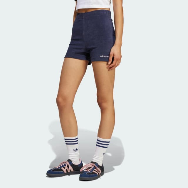 Detalle de adidas Towel Shorts azul: bañador/shorts de estilo toalla para días de verano