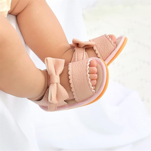 Detalle de RVROVIC baby sandals with soft, anti-slip rubber sole and hook-and-loop fastenings