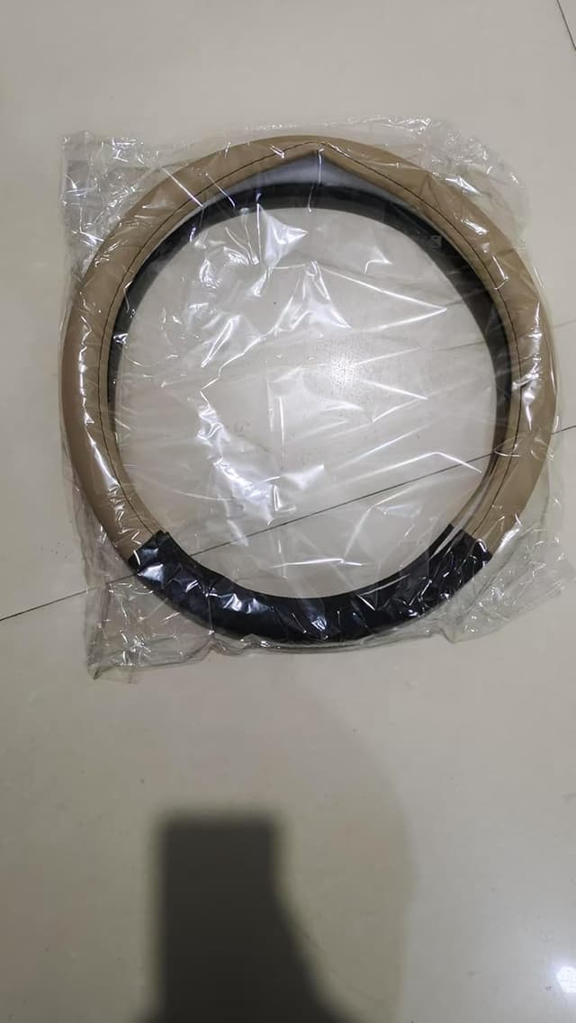 Detalle de Microfibre Leather Steering Wheel Cover Wavy Line Splice X-Stitch (Beige) – universal fit for 37–38cm wheels