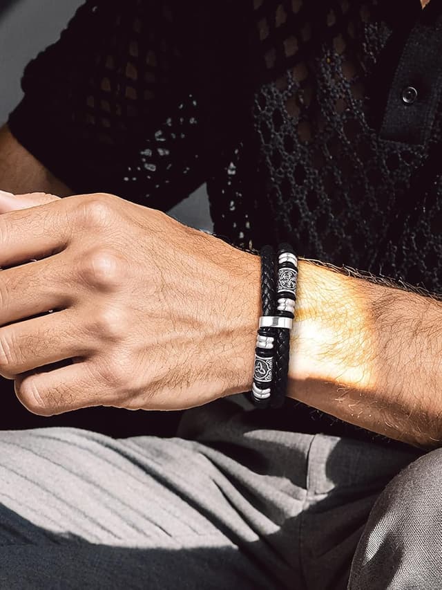 Detalle 2 de Bandmax Lederarmband für Männer mit keltischen Knotenelementen und Magnetverschluss (Mikrofaser-Leder)