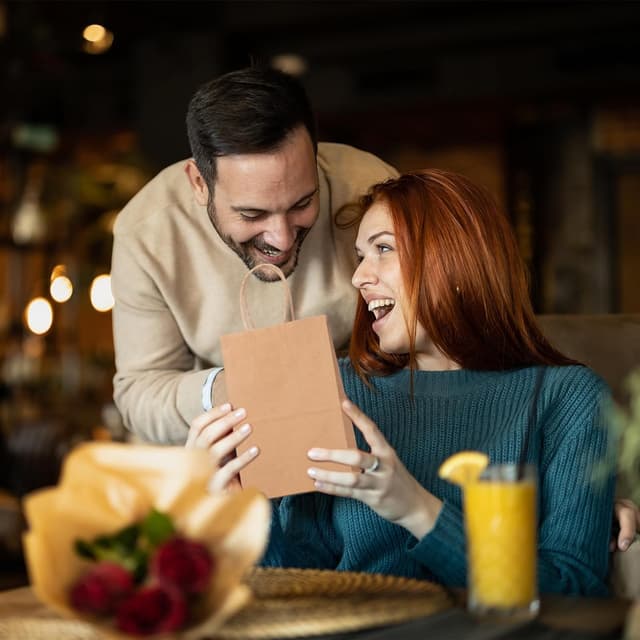 Detalle de Switory 100 Stück Papiertüten mit Henkel aus Kraftpapier (13,3 x 9,5 x 20,3 cm) für Geschenke, Party & DIY