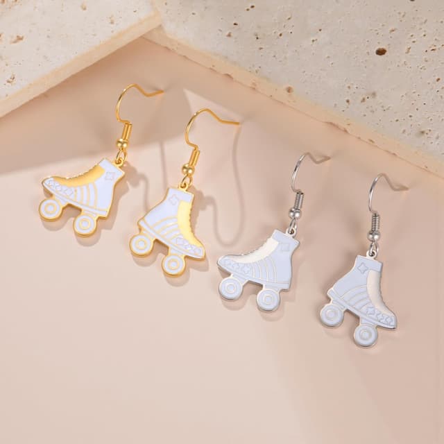 Detalle 2 de Dreamtimes Rollschuh-Anhänger-Ohrring aus Edelstahl – bunte Rollschuh-Ohrringe als Sport-Schmuck & Geschenk