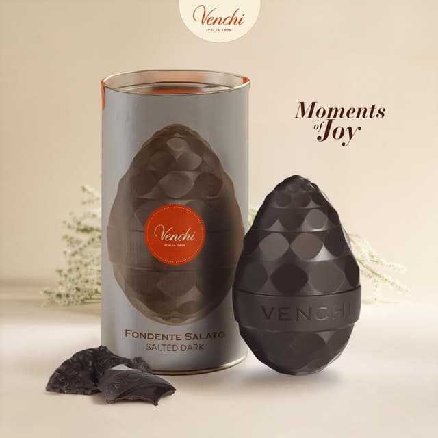 Detalle de Venchi Uovo di cioccolato fondente salato con granella di caramello salato e sorpresa, 150 g