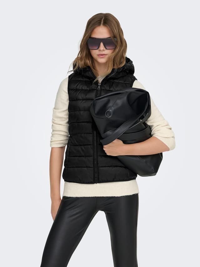 Detalle de ONLY Quilted Gilet trapuntato da donna con cappuccio e collo alto