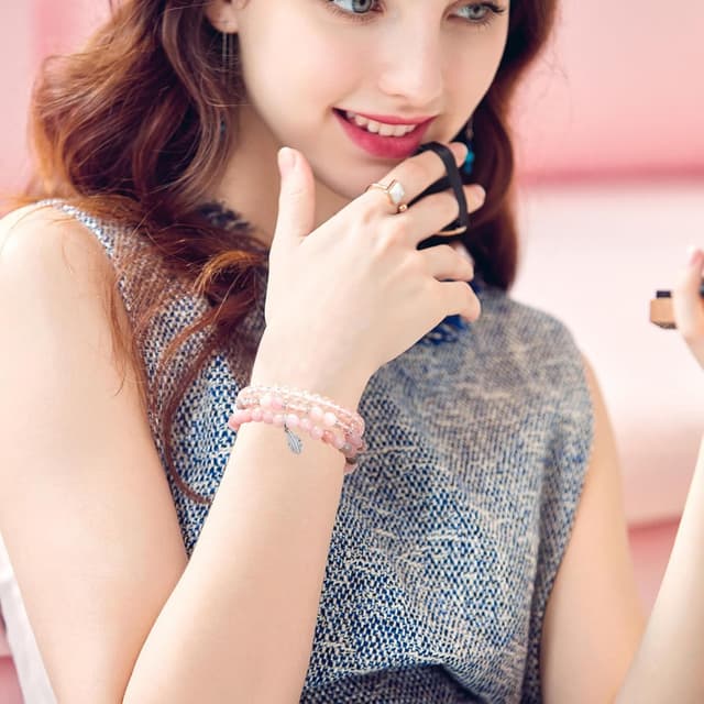 Detalle de Hernin Perlenarmband Stretch Damen – mehrreihiges Boho-Kristallarmband mit Feder-Charme (Braun)