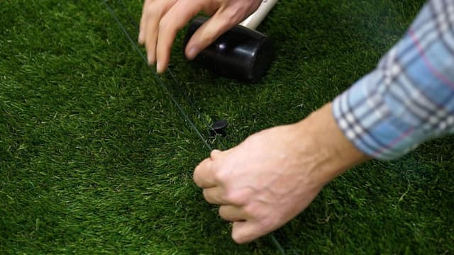 Detalle 2 de WORX WA0179 picchetti per fissaggio filo perimetrale Landroid (confezione da 100 pezzi, nero)