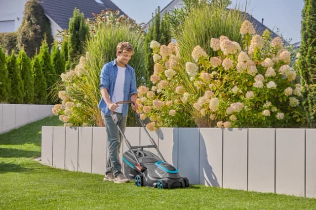 Detalle de GARDENA PowerMax 37/36V P4A Set – Akku-Rasenmäher für bis zu 350 m²