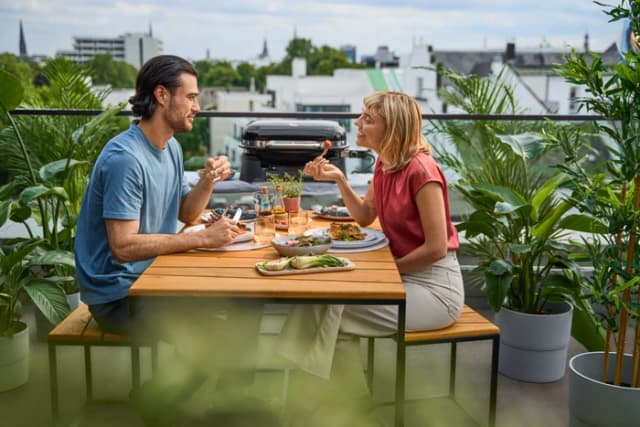 Detalle de Weber Lumin Compact Black mit Untergestell – kompakter Elektrogrill für bis zu 6 Personen