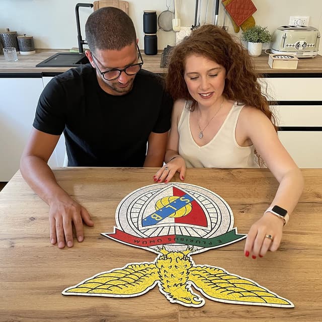 Detalle 2 de Iconic Puzzles – Benfica & Eusebio, puzzle en bois sous licence officielle (270 pièces, taille M)