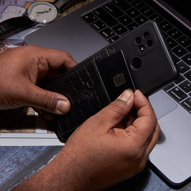 Detalle de WASAMA unisex leather stick-on card holder (up to 3 cards) with RFID protection