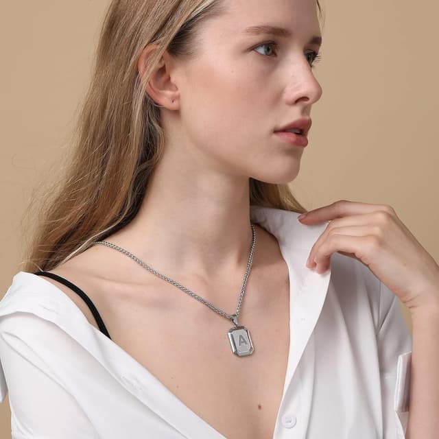 Detalle de Miss Chipmunk Initial A–Z Halskette für Männer & Jungen – Edelstahl Square Letter Anhänger mit Weizenkette