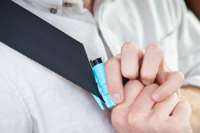 Detalle 2 de resqme Porte-clés Sécurité Voiture : brise-vitre, coupe-ceinture et marteau d’urgence (vert camouflage)